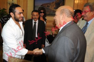 تامر حسني يصافح لبيب اثناء استقباله له في ديوان عام المحافظة